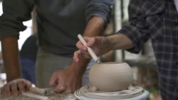 Een handgemaakte kleipot maken in de werkplaats. Pottenbakkersles bij meester. — Stockvideo