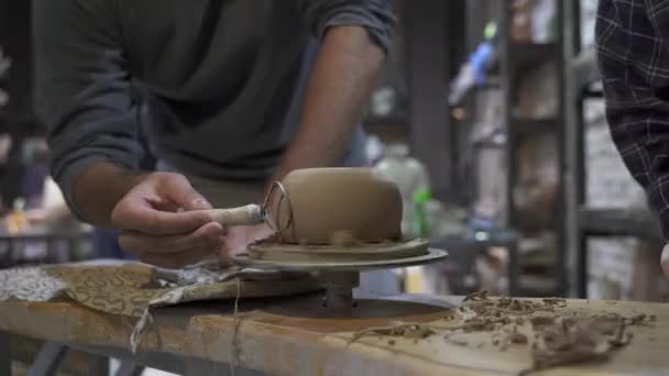 Hacer una olla de arcilla hecha a mano en el taller. Lección de cerámica con maestro. — Vídeos de Stock