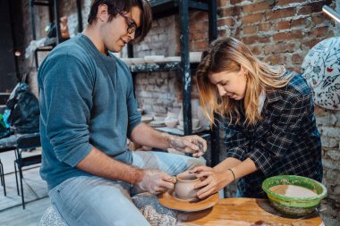 El yapımı kil tenceresi yapıyorum. Çömlek dersi, hobi..