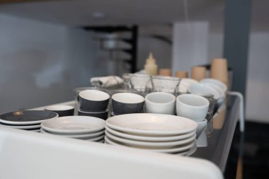 Mutfak tezgahı ve bulaşıklarla dolu bir lavabo..