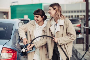 Mutlu arkadaşlar benzin istasyonunda arabaya yakıt ikmali yapar. Tatil gezisi