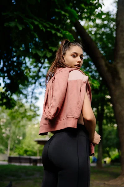 Young woman is resting after jogging in the park. — Stock Photo, Image