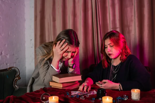 Adivino pronosticando el futuro de la mujer con tarjetas — Foto de Stock