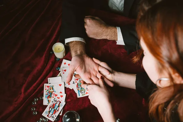 Lendo as linhas mão em um homem mãos — Fotografia de Stock