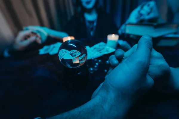 La gente toma las manos de la noche en la mesa con velas — Foto de Stock