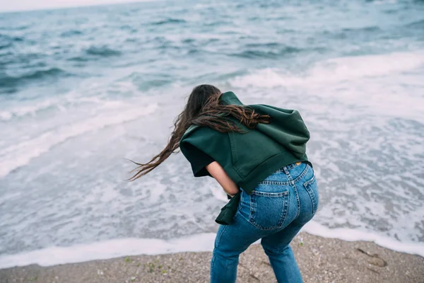 Woma dispara em um smartphone as ondas do mar — Fotografia de Stock