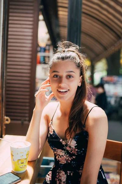 Привлекательная молодая кавказка, сидящая в уличном кафе — стоковое фото