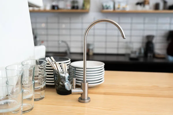 A kitchen countertop and a sink with dishes. — Stock Photo, Image