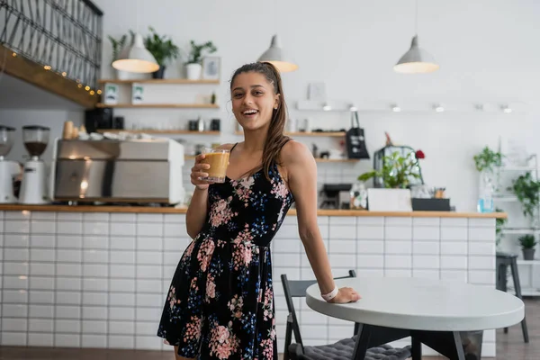 Портрет красивой молодой женщины, идущей пить кофе — стоковое фото