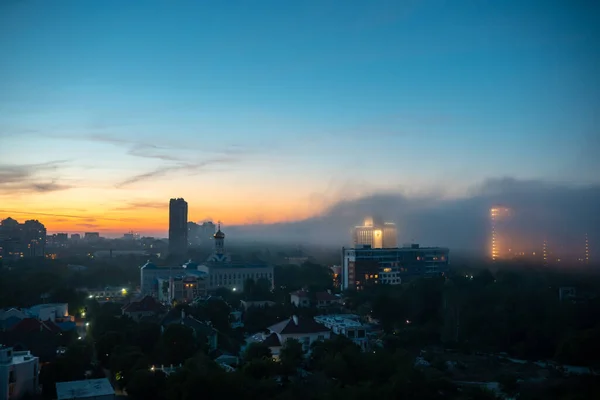 Vista de edifícios residenciais ao pôr do sol com céu nublado. — Fotografia de Stock