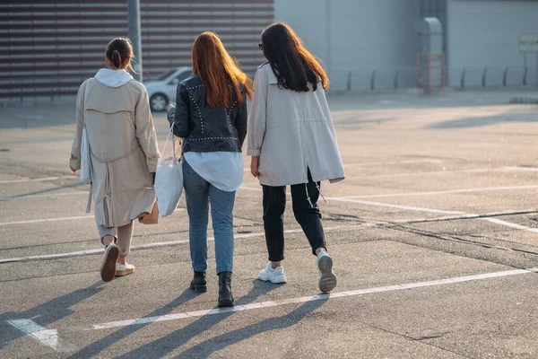 Mujeres jóvenes con bolsas de compras caminando por la calle. — Foto de Stock