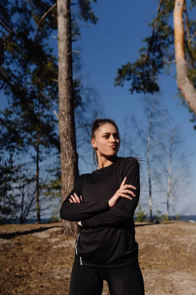 Mujer joven fitness camina en el parque y posando para la cámara — Foto de Stock