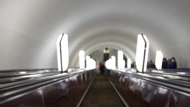 UKRAINE, KIEV - 26 Mayıs 2020: Metro istasyonu. İnsanlar metroda yürüyen merdivene biniyor..