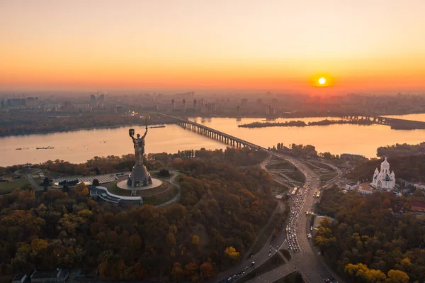 Lo skyline di Kiev sul bellissimo tramonto infuocato, Ucraina. Patria di monumento. — Foto Stock