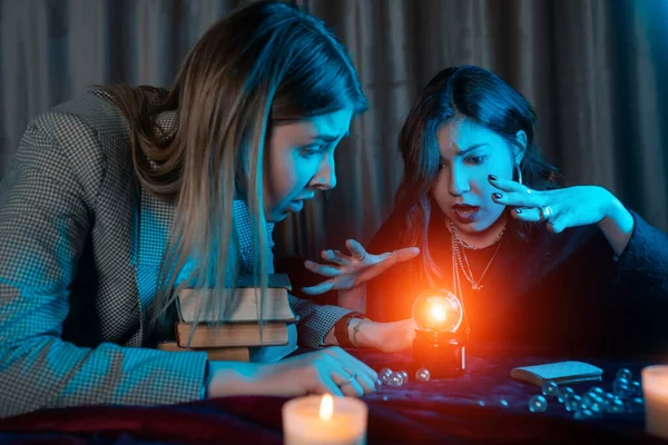 Vrouw en vrouw waarzegster met kristallen bol — Stockfoto