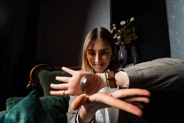 Donna in abito da lavoro in possesso di sfera di cristallo — Foto Stock