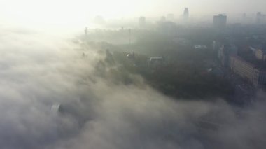 Şehrin sisli havadan görünüşü.