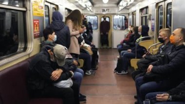 UKRAINE, KIEV - 26 Mayıs 2020: Metro istasyonu. Metro vagonundaki insanlar
