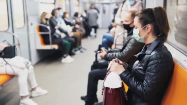 UKRAINE, KIEV - 26 Mayıs 2020: Metro istasyonu. Metro vagonundaki insanlar