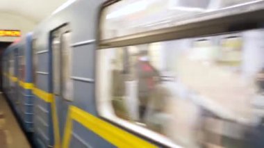 UKRAINE, KIEV - 26 Mayıs 2020: Metro istasyonu. Metro vagonundaki insanlar