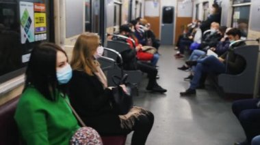 UKRAINE, KIEV - 26 Mayıs 2020: Metro istasyonu. Metro vagonundaki insanlar