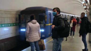 UKRAINE, KIEV - 26 Mayıs 2020: Metro istasyonu. Kiev 'de metro istasyonunda bekleyenler var..
