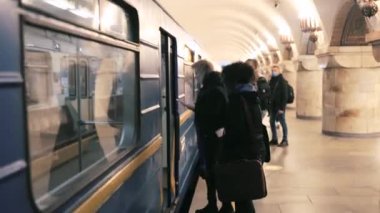 UKRAINE, KIEV - 26 Mayıs 2020: Metro istasyonu. Kiev 'de metro istasyonunda bekleyenler var..