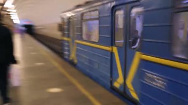 UKRAINE, KIEV - 26 Mayıs 2020: Metro istasyonu. Kiev 'de metro istasyonunda bekleyenler var..