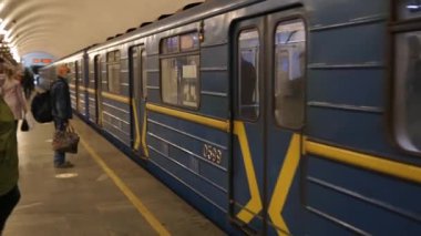 UKRAINE, KIEV - 26 Mayıs 2020: Metro istasyonu. Kiev 'de metro istasyonunda bekleyenler var..
