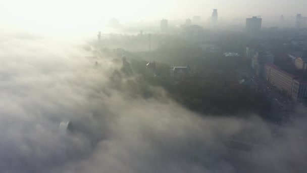 Vista aérea de la ciudad en la niebla. — Vídeo de stock