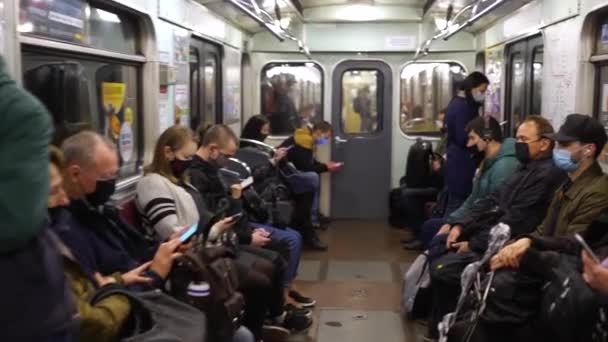 UCRAINA, KIEV - 26 MAGGIO 2020: stazione della metropolitana. Persone in una macchina della metropolitana — Video Stock
