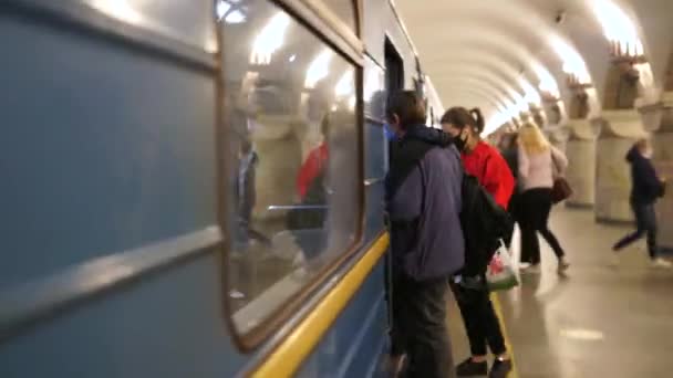 UKRAINE, KIEW - 26. Mai 2020: U-Bahn-Station. Menschen steigen an der U-Bahn-Station in den Waggon. — Stockvideo