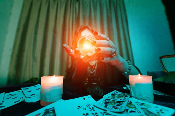 Γυναίκα μάντισσα μαντεύει τη μοίρα της νύχτας στο τραπέζι με κεριά — Φωτογραφία Αρχείου