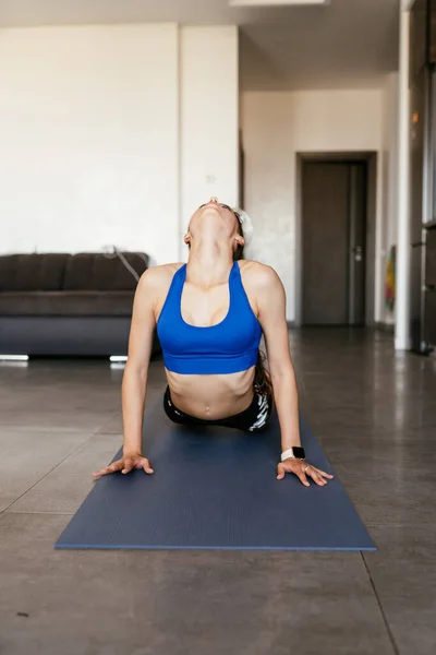 Mladá žena dělá jóga póza cvičení zdravý životní styl — Stock fotografie