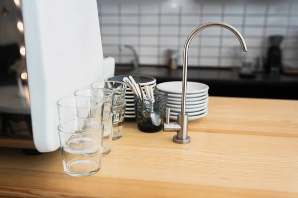 Uma bancada de cozinha e uma pia com pratos. — Fotografia de Stock