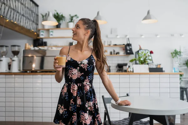 Potret wanita muda yang cantik akan minum kopi — Stok Foto