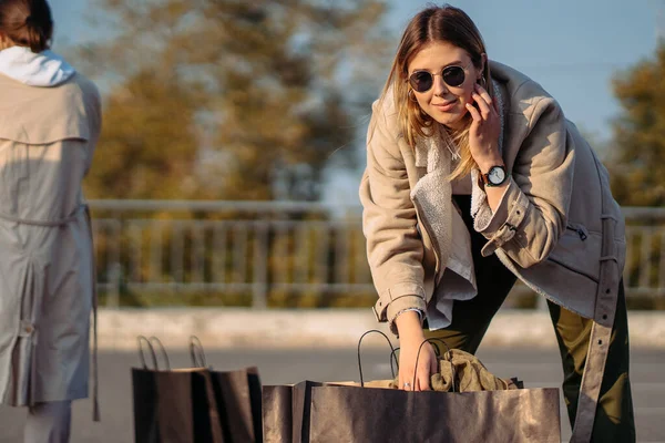Mladá žena s nákupními taškami na parkoviště — Stock fotografie