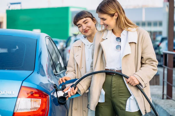 Mutlu arkadaşlar benzin istasyonunda arabaya yakıt ikmali yapar. Tatil gezisi