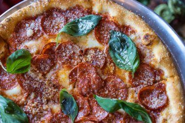 Sosisli ve fesleğenli pizza, yakın görüş.