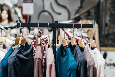 Gösteride askılarda moda kıyafetleri