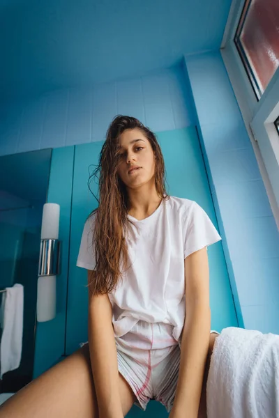 Beautiful, young woman in the bathroom is having fun — Stock Photo, Image