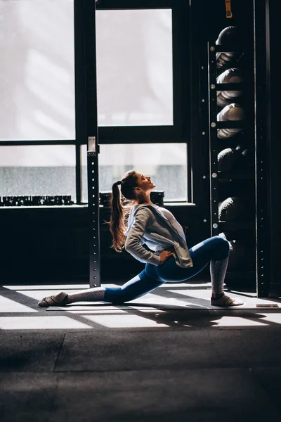 Portrét atraktivní mladé ženy cvičící jógu nebo pilates — Stock fotografie