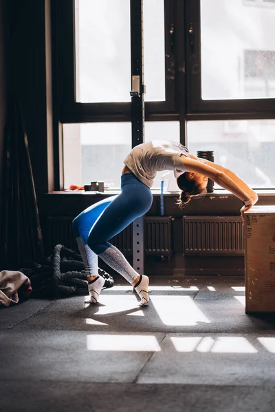 Retrato de atraente jovem mulher fazendo ioga ou exercício pilates — Fotografia de Stock