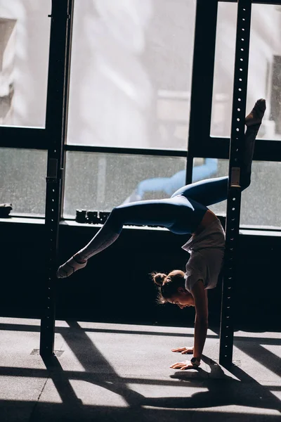 Retrato de una joven atractiva haciendo ejercicio de yoga o pilates —  Fotos de Stock