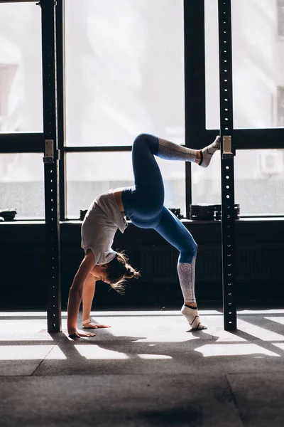 Portrait of attractive young woman doing yoga or pilates exercise — Stock Photo, Image