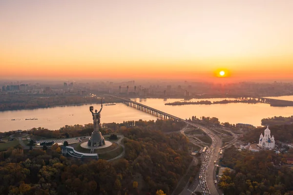 Kiev skyline över vackra brinnande solnedgång, Ukraina. Monument moderland. — Stockfoto