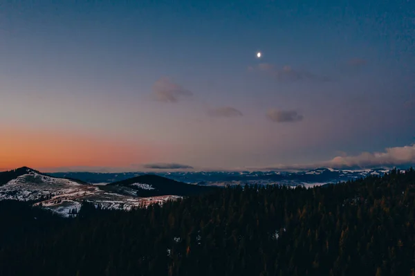 Reggel a hegyekben. Kárpátok Ukrajna, Légi nézet. — Stock Fotó