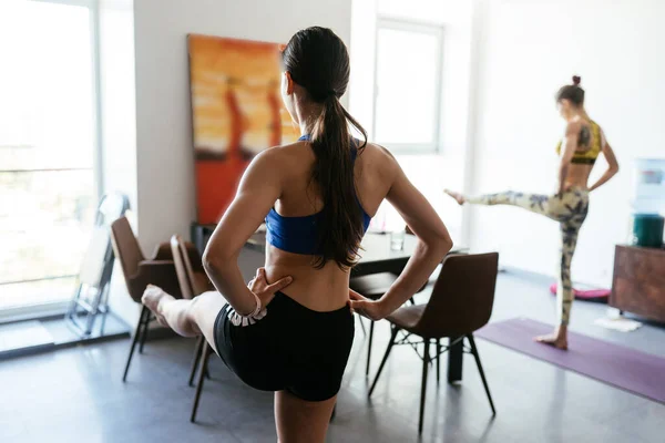 Молодая женщина, занимающаяся йогой Поза упражнения здоровый образ жизни — стоковое фото