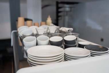 Mutfak tezgahı ve bulaşıklarla dolu bir lavabo..