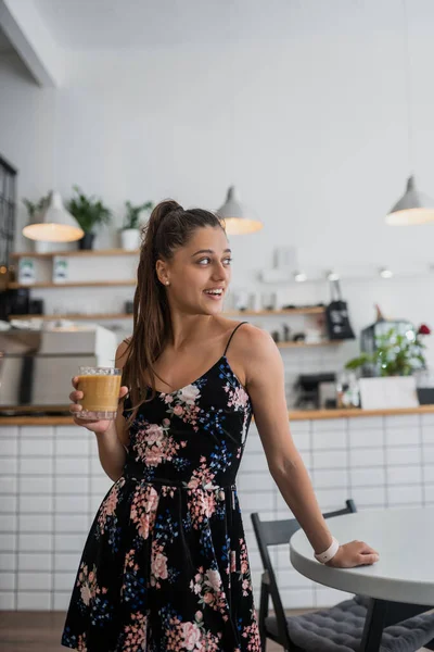 Potret wanita muda yang cantik akan minum kopi — Stok Foto